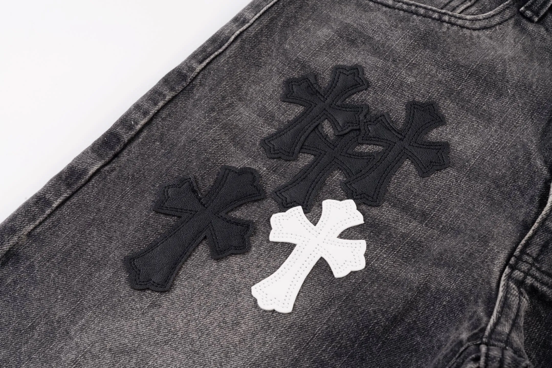 P260 Chrome Hearts Chrome Hearts city limited flame black and white leather jeans need to be washed after the finished product is disassembled and hand-made with sheepskin cross leather and then spliced ​​together. The whole piece has too many craftsmanship to describe. The cabinet price is 16W+, the patchwork is decorated with cross flowers, and the high-waisted washed jeans! ! Absolutely high-end luxury products, 8W+ level god-level single products, super popular products, made with top heavy industry, a magic weapon that cannot be missed. About Kroxin This is an extremely luxurious fashion brand, which can also be called the nobles of the high street. It has always been an exclusive brand for some hipsters or rich second generation. Compared with ordinary high streets, it is more luxurious and noble. Compared with luxury brands, it has a more fashionable personality and has always been a brand that I have a special liking for. Style number: 1566# Color: black Size: 28 30 32 34 36